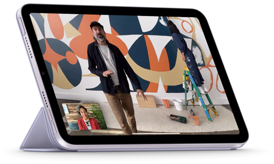 iPad mini met Smart Folio in horizontale stand, Smart Folio in de stand om content te bekijken. Op het display een FaceTime-gesprek met Middelpunt